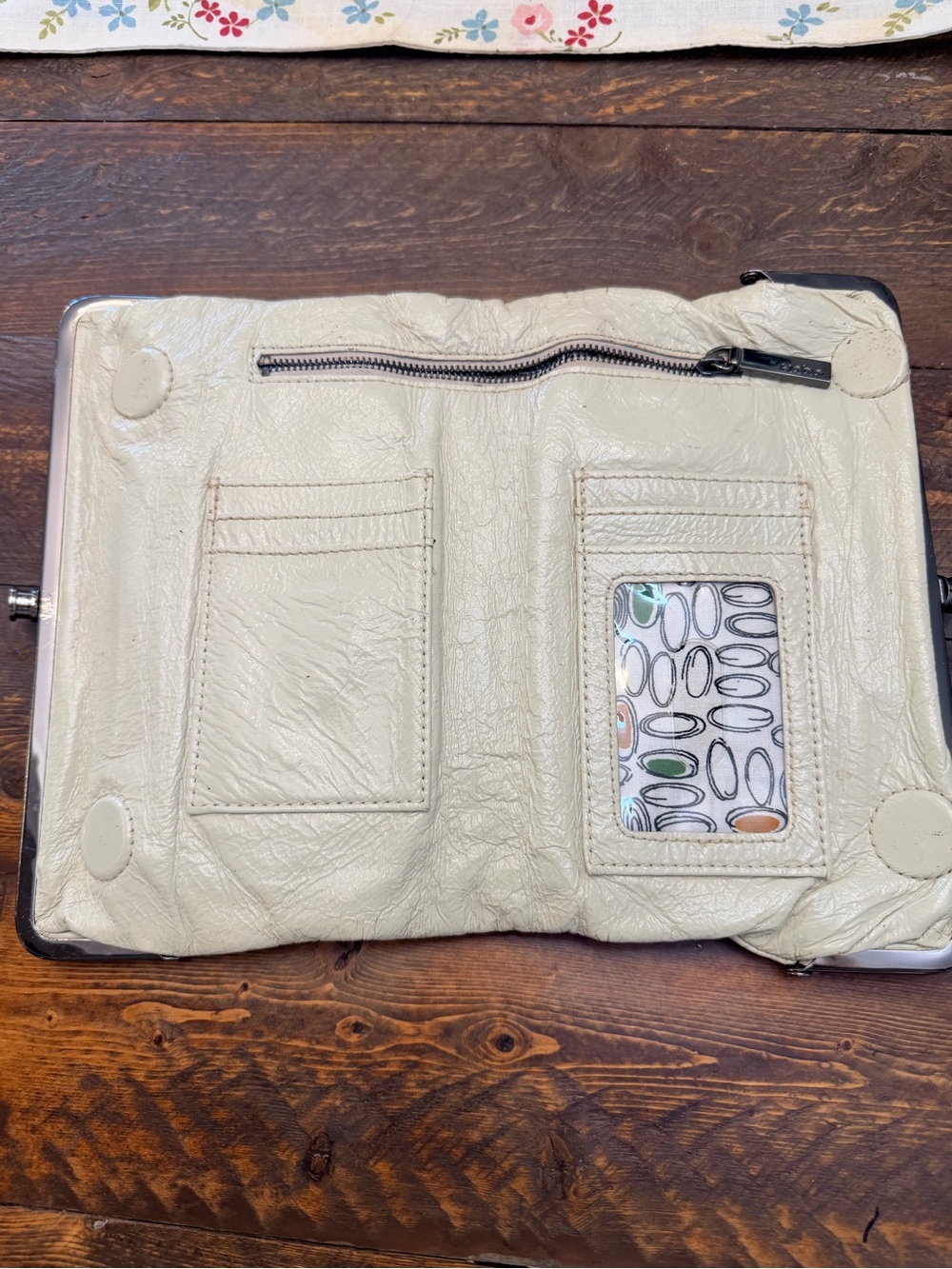 Hobo Off White Lauren Clutch Wallet Kiss Lock Frame Interior LG Zip Pocket GUC